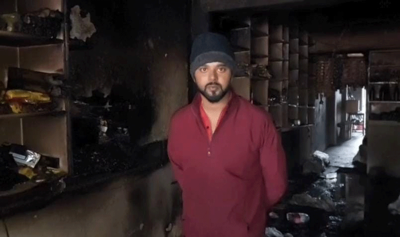 धनबाद : किराना दुकान में शॉर्ट सर्किट से लगी भीषण आग, लाखों का नुकसान