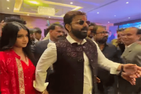 गुंजन सिंह की बर्थडे पार्टी में महिमा सिंह के साथ पहुंचे पावर स्टार, वीडियो वायरल