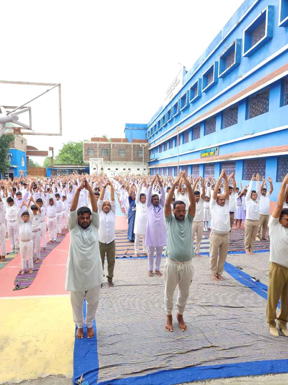 चांडिल : शिशु मंदिर में बच्चों संग पुलिस जवानों ने किया योग
