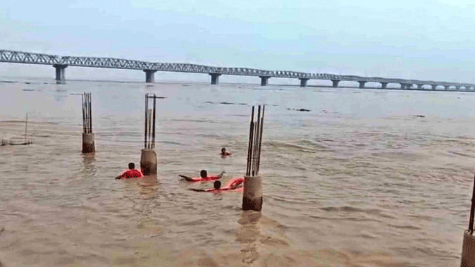 पटना :  भद्र घाट पर गंगा स्नान के दौरान हादसा, पांच किशोर डूबे, तीन को बचाया गया, दो लापता