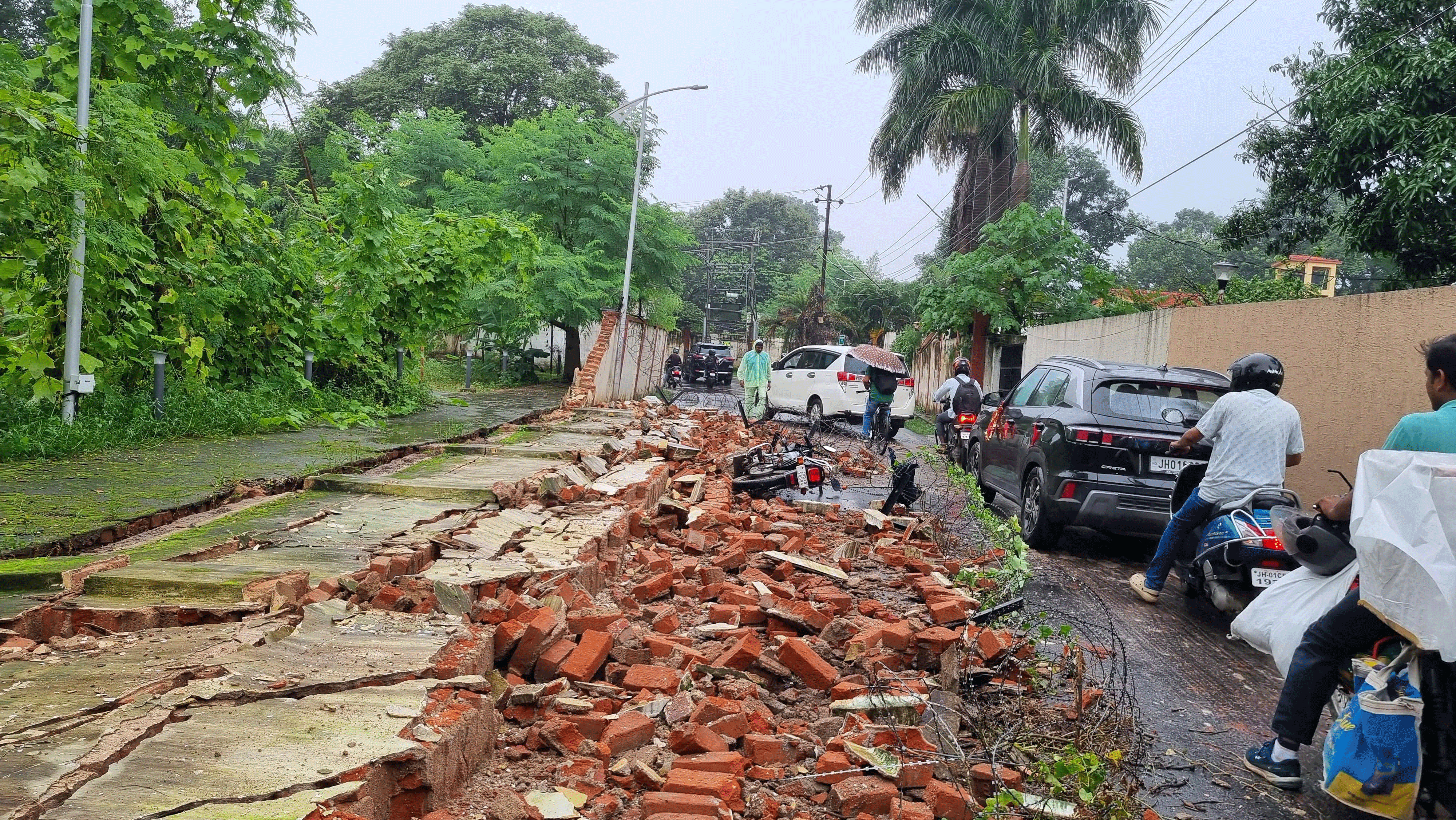 तेज बारिश में बंधु तिर्की के आवास की दीवार गिरी, दो युवक घायल