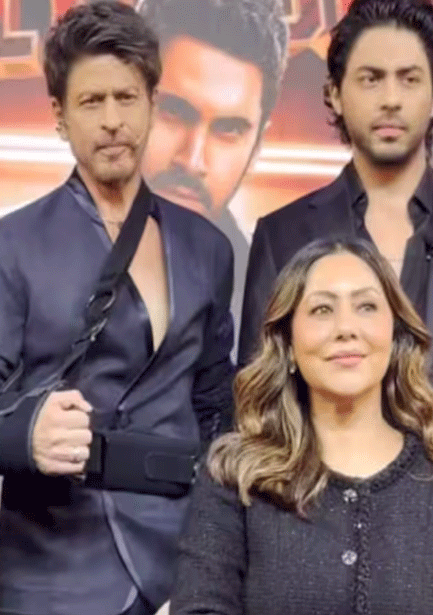 SRK ने बेटे आर्यन को डायरेक्टर के रूप में किया लॉन्च, पहली स्पीच में हुए नर्वस