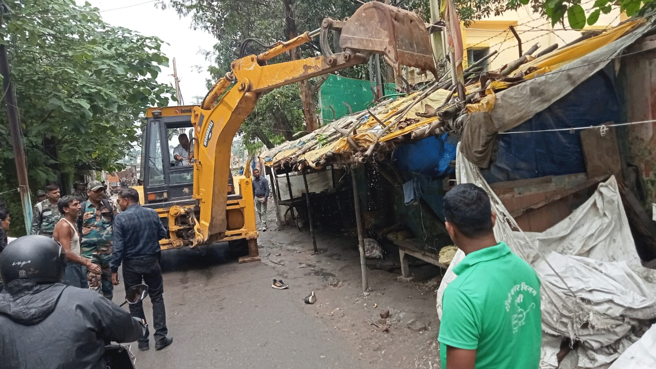 नगर निगम की कार्रवाई : बड़ा तालाब क्षेत्र में चला अतिक्रमण हटाओ अभियान