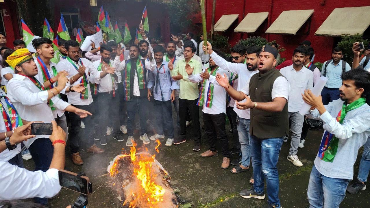 रांची विश्वविद्यालय के शैक्षणिक सत्र में देरी पर आजसू ने निकाली शव यात्रा, प्रशासनिक भवन में तालाबंदी की