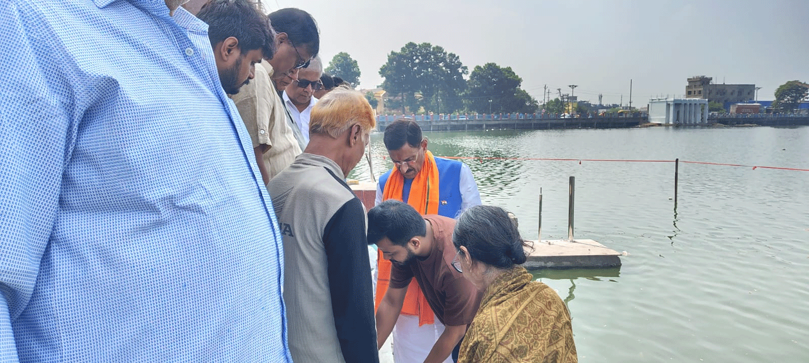 छठ पूजा की तैयारियों के बीच श्रद्धालु गंदगी फैला रहे, संजय सेठ ने लिया सफाई का जायजा