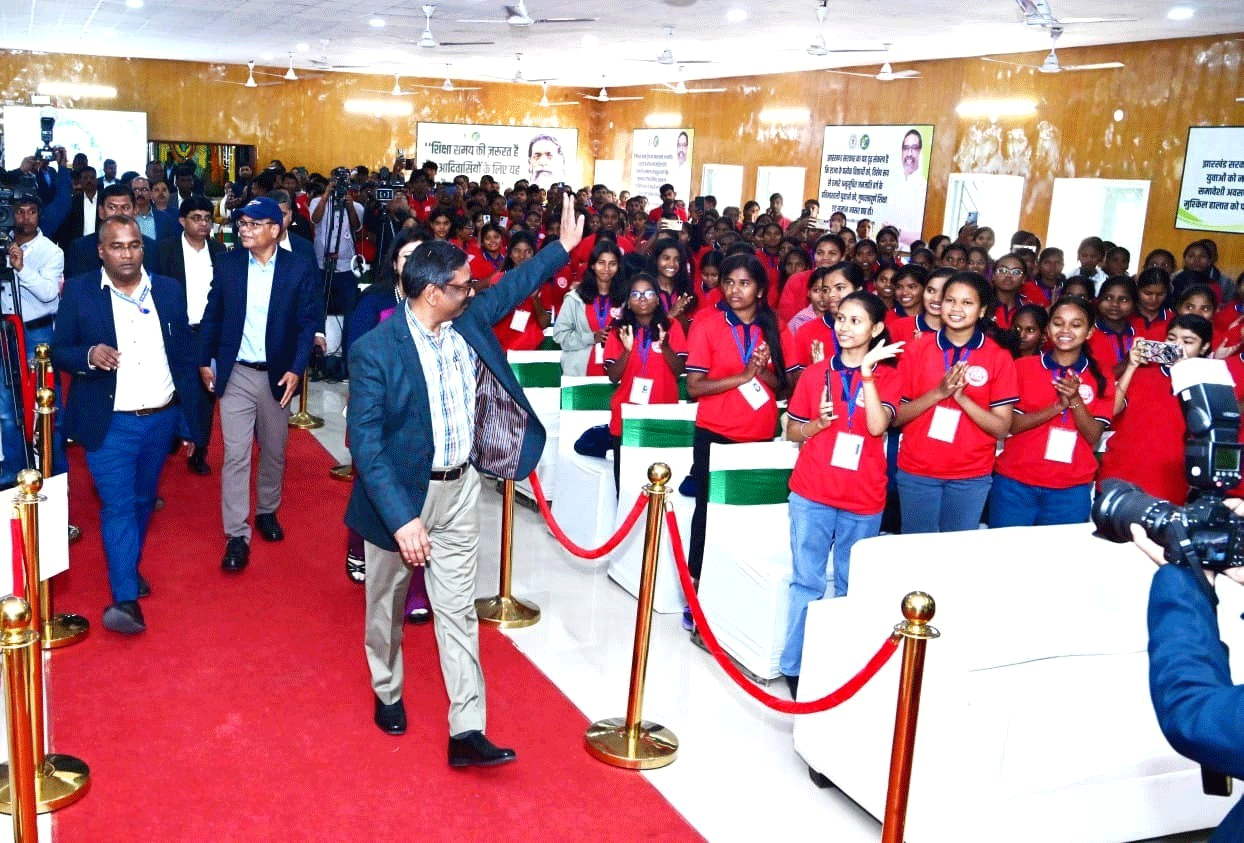 CM ने छात्रों से कहा - मेहनत करें, आपकी सफलता हमारे लिए सबसे बड़ा उपहार