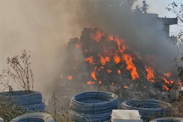 धनबाद : सरायढेला में बिजली विभाग के गोदाम में लगी आग, लाखों का नुकसान