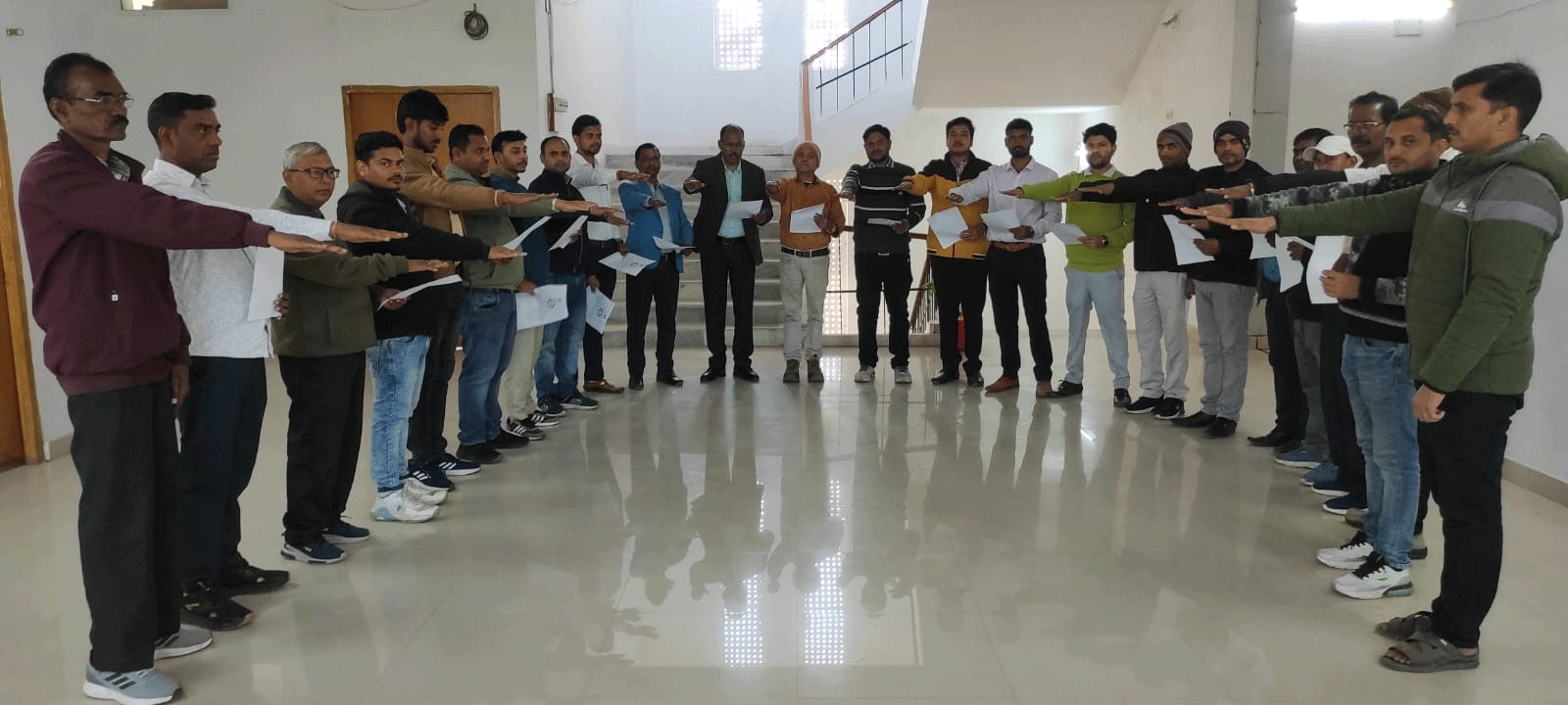 पलामू : राष्ट्रीय मतदाता दिवस पर आयुक्त कार्यालय में दिलाई गई मतदाता शपथ