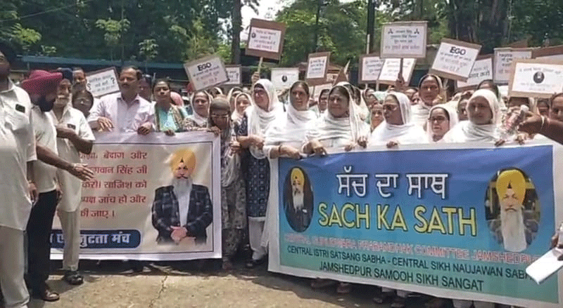 सिख समाज का प्रदर्शन, गुरुद्वारा कमेटी पदाधिकारियों पर लगे आरोप को साजिश कहा