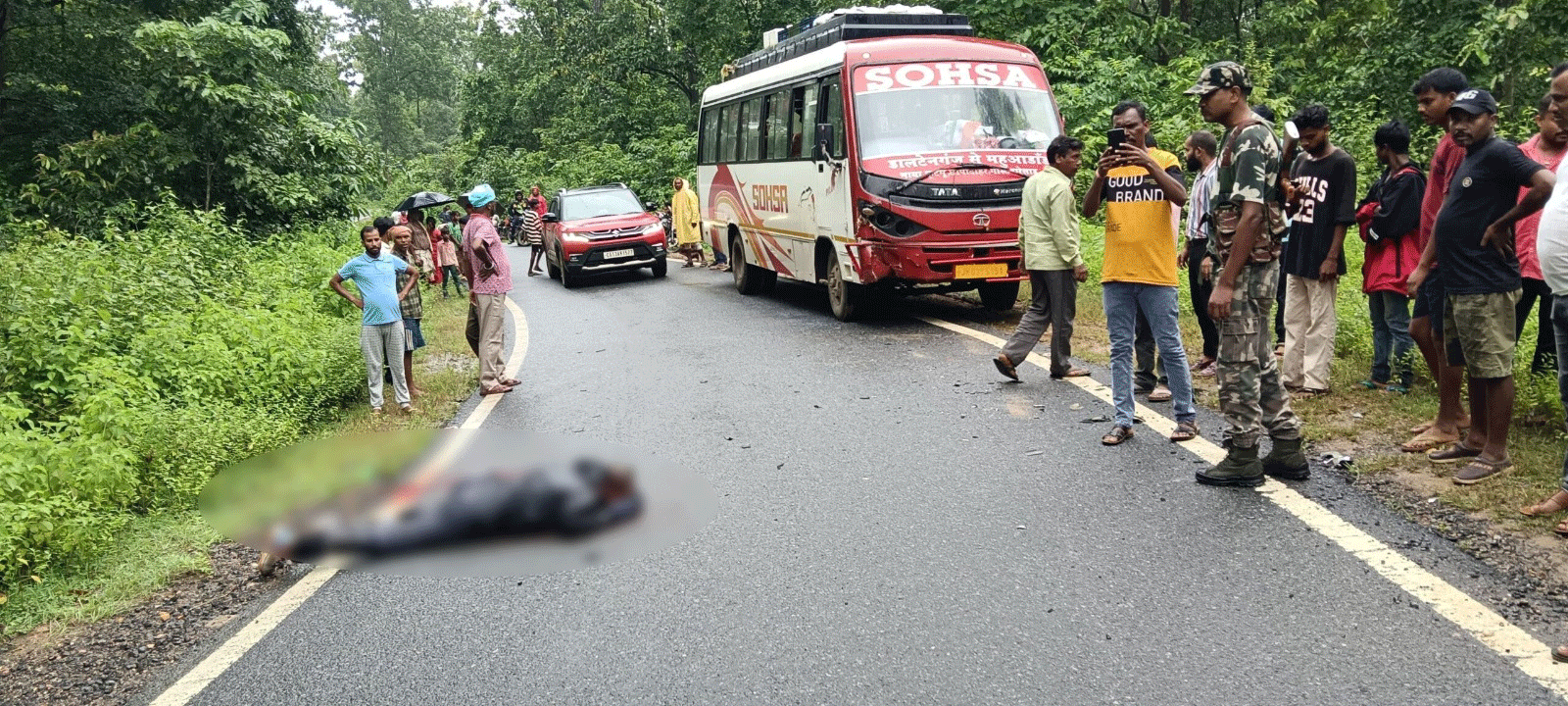 लातेहार : बस और बाइक की टक्कर, बाइक सवार की हालत गंभीर