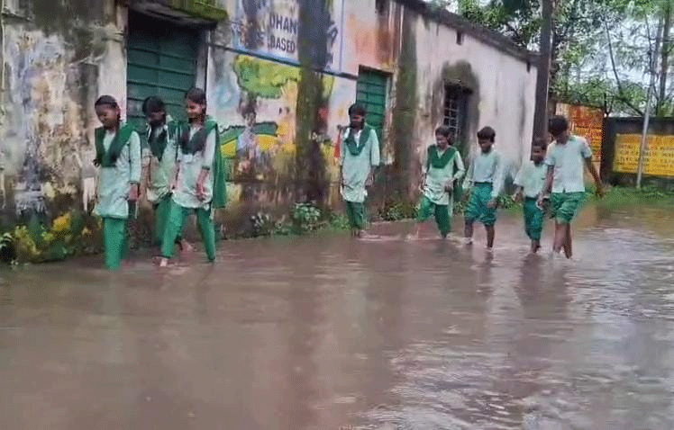 धनवाद : लगातार बारिश से जनजीवन अस्त-व्यस्त, लोग बोले - नगर निगम बन चुका है नर्क निगम