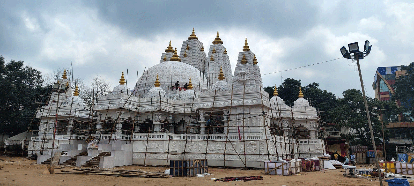 रांची : जिला स्कूल मैदान में स्वामीनारायण मंदिर की तर्ज पर बन रहा भव्य दुर्गा पूजा पंडाल