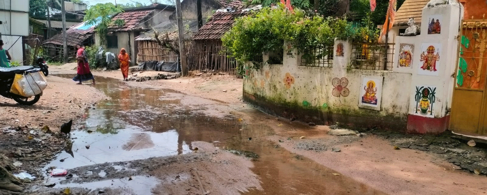 बहरागोड़ाः कीचड़ भरी सड़कों से डोमजुड़ी गांव के ग्रामीण परेशान