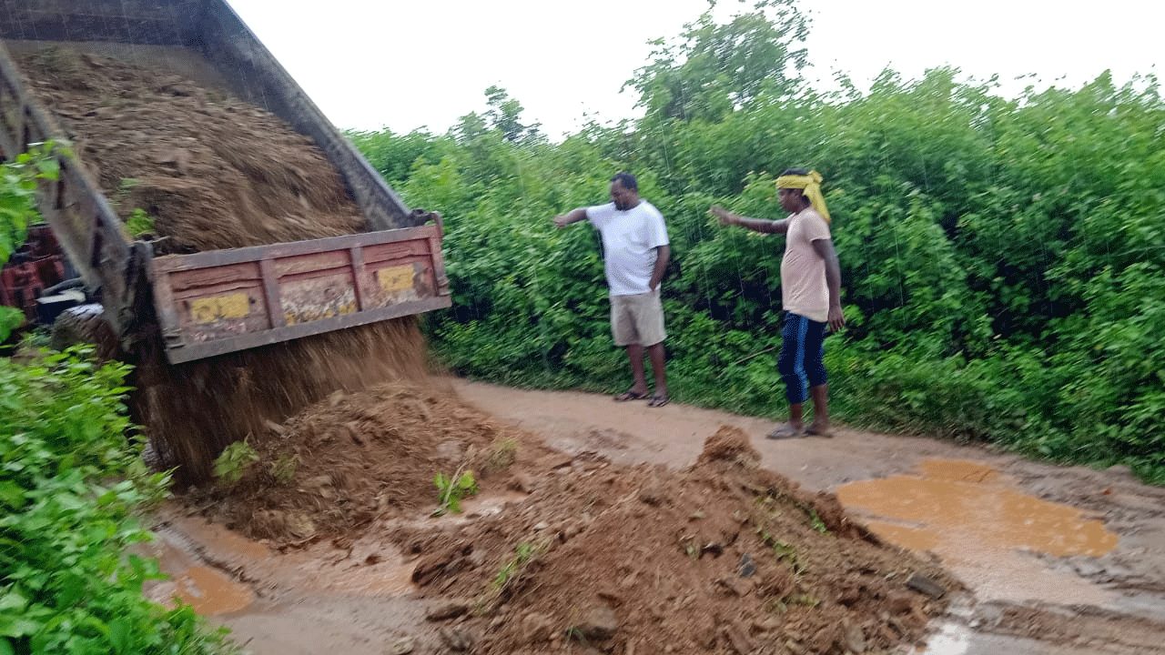 झामुमो नेता ने मनोहरपुर की पुरानापानी में श्रमदान कर सड़क करायी दुरुस्त
