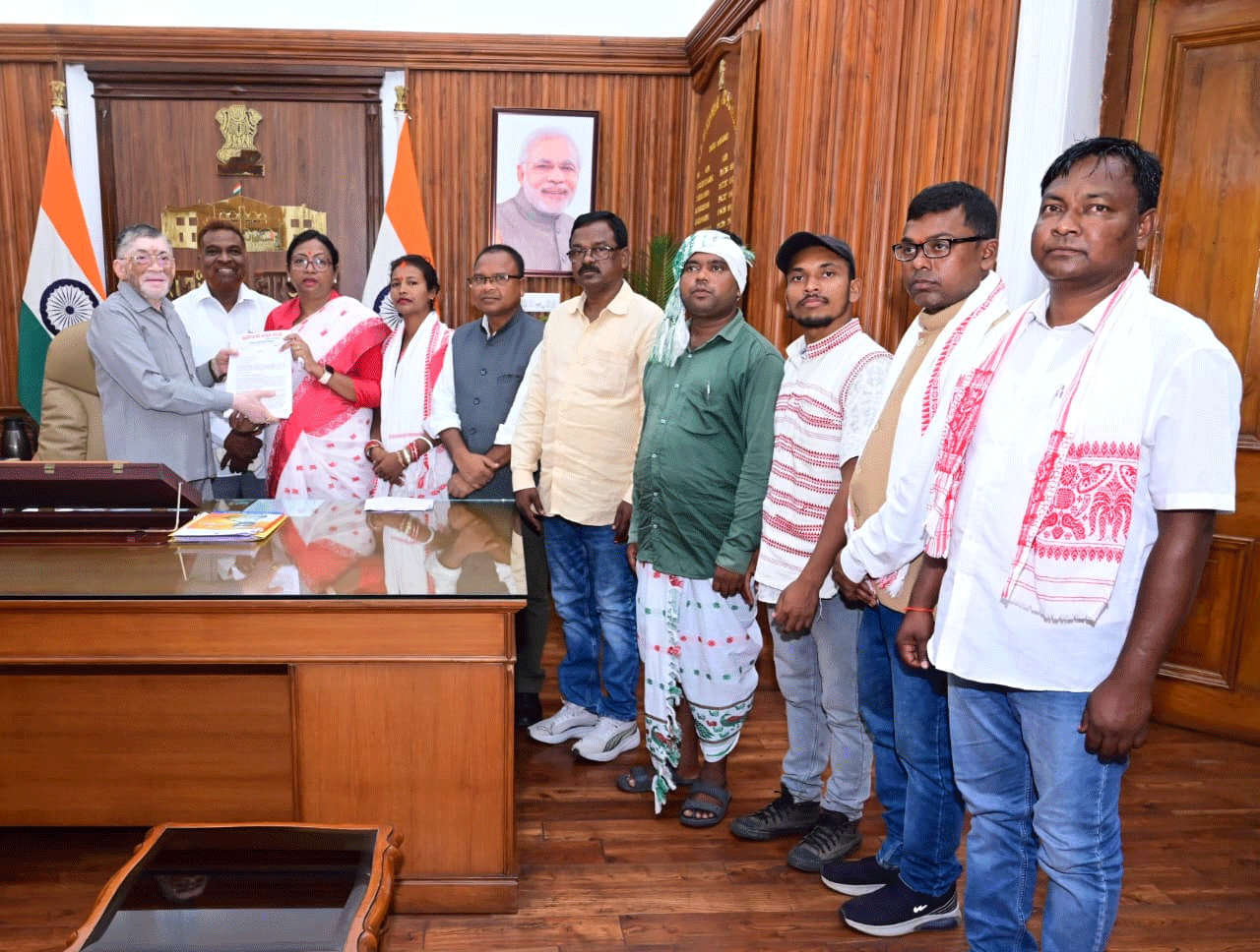 आदिवासी संगठनों के प्रतिनिधियों ने कुर्मी मुद्दे पर राज्यपाल को सौंपा ज्ञापन