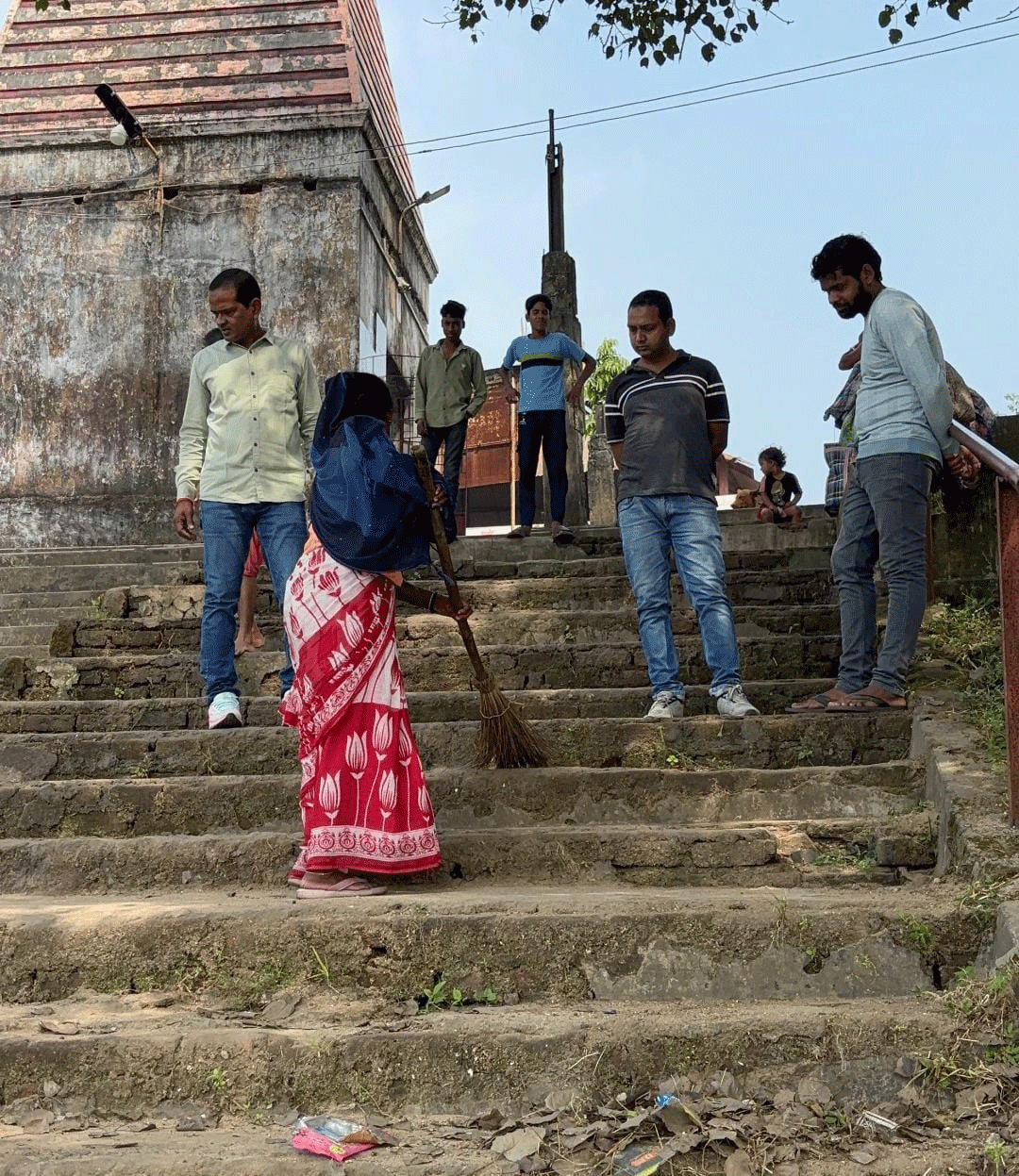 धनबाद : छठ को लेकर वार्ड 52 में युद्धस्तर पर सफाई अभियान, पार्षद कर रही नेतृत्व