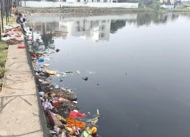 रानी बांध तालाब की सफाई अधूरी, समिति ने निगम से त्वरित कार्रवाई की मांग की
