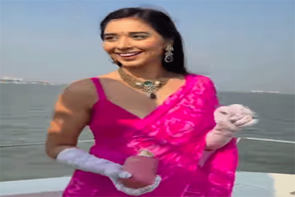 यॉट पर छठी ऐड शूट करती नजर आई Tanya Mittal, वीडियो वायरल