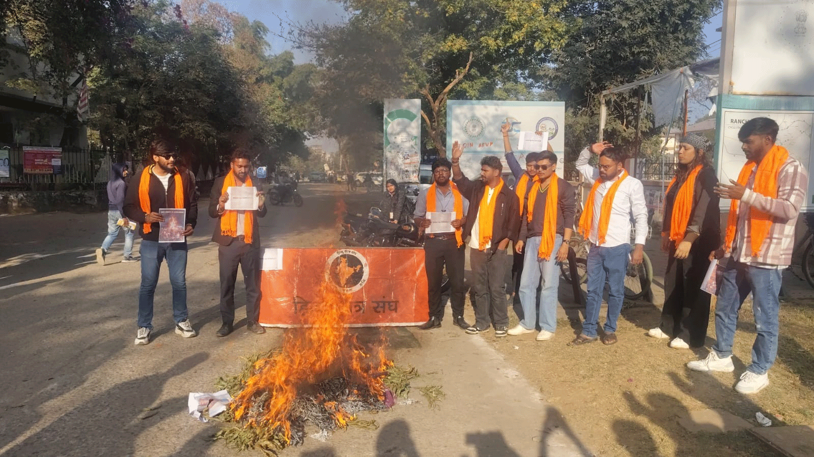 रांची: बांग्लादेश में अल्पसंख्यकों पर अत्याचार के विरोध में हिंदू छात्र संघ का प्रदर्शन