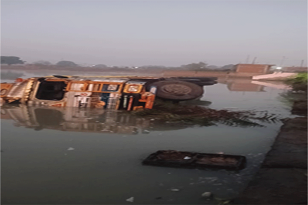 गिरिडीह : ट्रक अनियंत्रित होकर बुढ़वा तालाब में पलटा, ड्राइवर-खलासी फरार