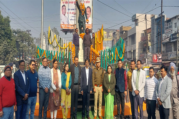 रामगढ़: नेताजी सुभाष चंद्र बोस की जयंती पर हुआ माल्यार्पण कार्यक्रम का आयोजन