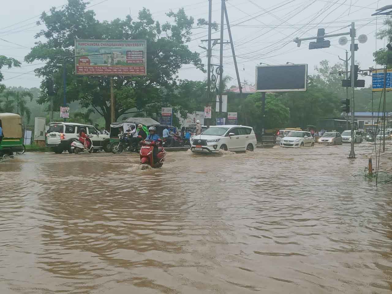 डेढ़ घंटे की बारिश में रांची बना तालाब, सड़कों पर घुटनों तक पानी, जाम में फंसी रही स्कूल बसें