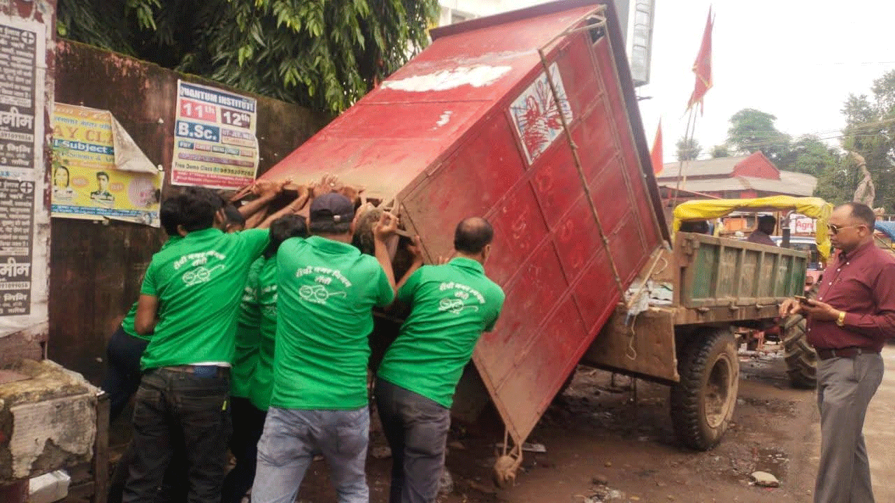 निगम का जारी है अतिक्रमण अभियान, डेंगू से बचाव के लिए दवा का छिड़काव भी जारी