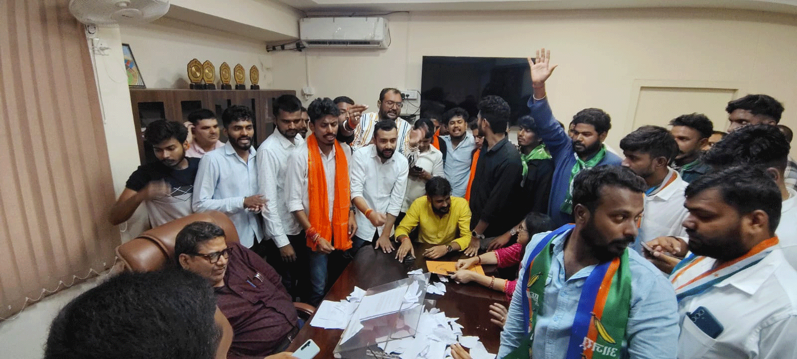 DSPMU रजिस्ट्रार ऑफिस के बाहर छात्र संघों ने किया जोरदार प्रदर्शन