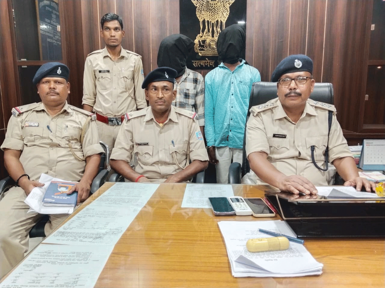 पलामू : चोरी के मोबाइल के साथ दो गिरफ्तार