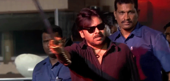 फिल्म 'ओजी' के प्रमोशन इवेंट में Pawan Kalyan ने चलाई तलवार, बॉडीगार्ड बाल-बाल बचा