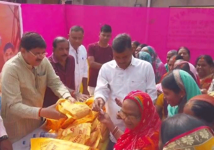 धनबाद  : छठ पर्व पर विधायक ने महिलाओं के बीच बांटी साड़ियां