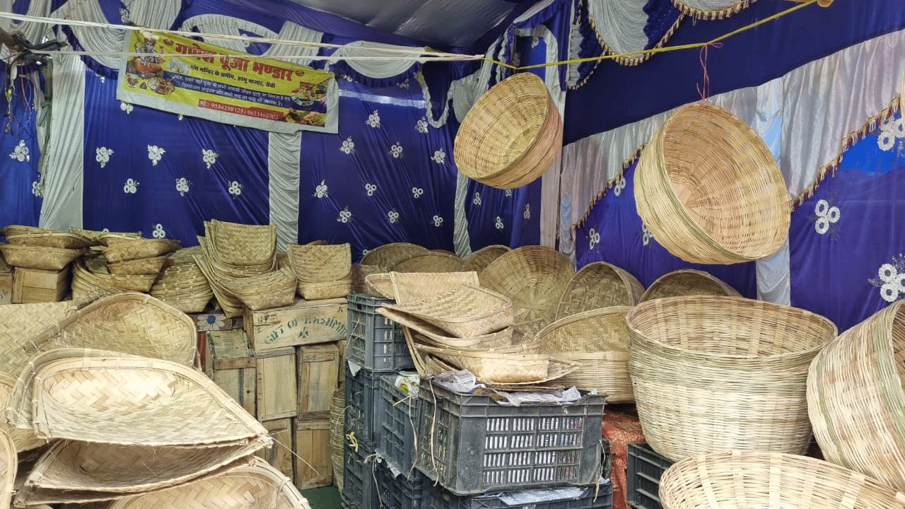 छठ पूजा से पहले रांची के बाजारों में रौनक, बढ़ी सूप-दउरा और फलों की मांग