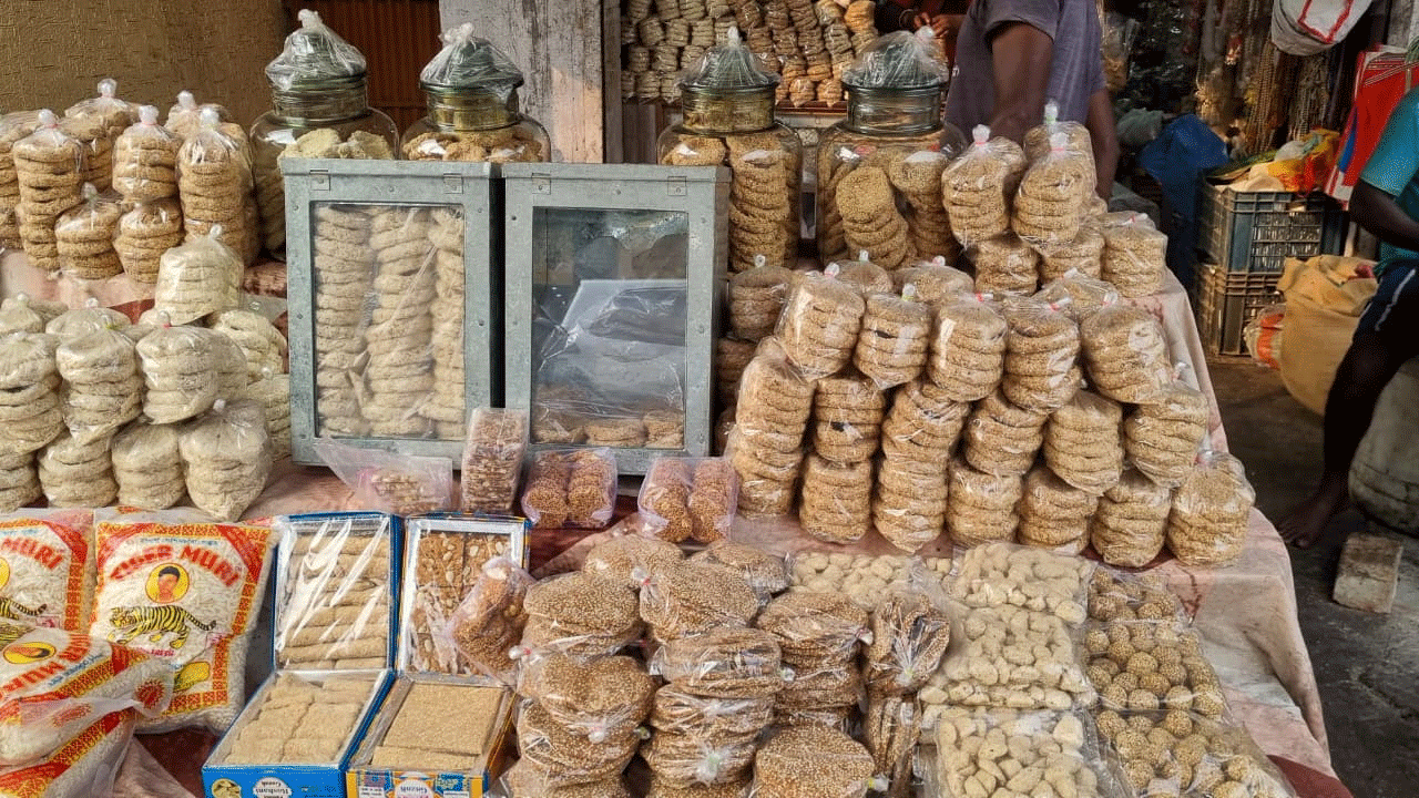 मकर संक्रांति से पहले बाजार में  रौनक, तिलकुट और लड्डुओं की बढ़ी मांग