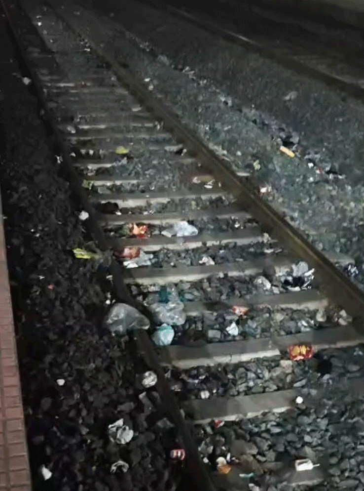 आदित्यपुर स्टेशन बना कचरे का ढेर, घड़ी ठप व टूटे नल यात्रियों की बढ़ा रहे परेशानी