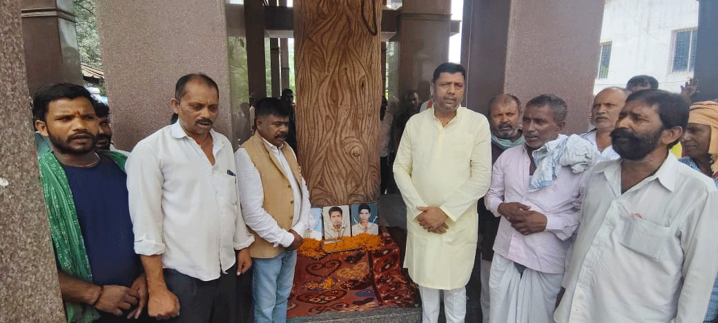 डोमिसाइल हिंसा में शहीद दीपक, बबलू व आरके सिंह को छात्र युवा संघर्ष समिति ने दी श्रद्धांजलि