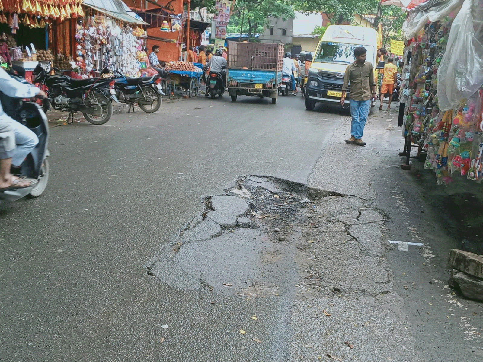 पहाड़ी मंदिर के मुख्य गेट के सामने बना एक फीट का गड्ढा, दे रहा हादसे को न्योता