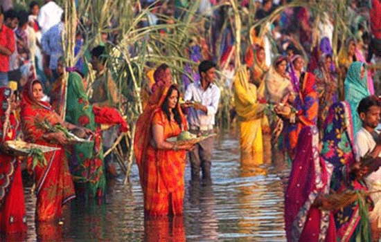 पहला अर्घ्य आज, व्रती देंगे डूबते सूर्य को दूध व गंगा जल से अर्घ्य