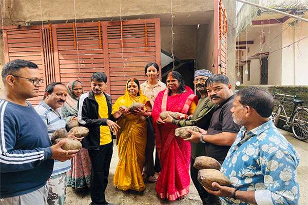 हरमू रोड समिति ने छठ पर्व के अवसर पर 1101 नारियल का किया वितरण