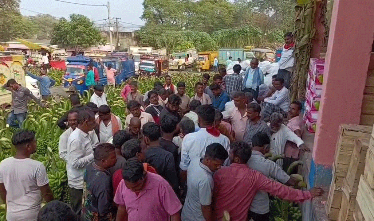 धनबाद : बरवाअड्डा कृषि बाजार में फलों की बहार, दाम बढ़ने के बावजूद उत्साह बरकरार