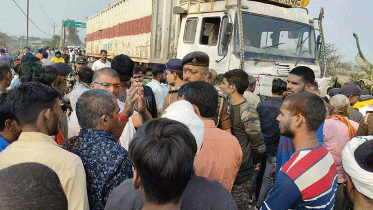 शेखपुरा :  ऑटो और ट्रक की टक्कर में 6 की मौत, 7 घायल