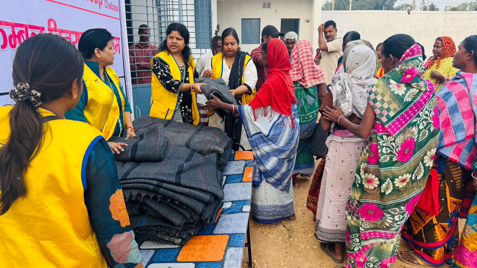 चाईबासा:  एस.आर. रूंगटा ग्रुप के सहयोग से लायंस क्लब ने बांटे कंबल