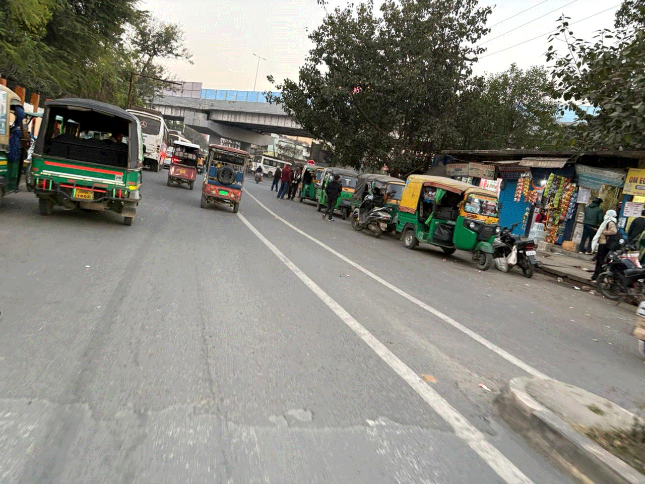 रांची में ऑटो व्यवस्था चरमराई, सिर्फ 3 ऑटो स्टैंड… सड़कें बनी अस्थायी स्टैंड