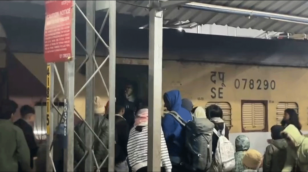 रवाना होने से ठीक पहले खोले रांची–गोड्डा ट्रेन के गेट, यात्री हुए परेशान