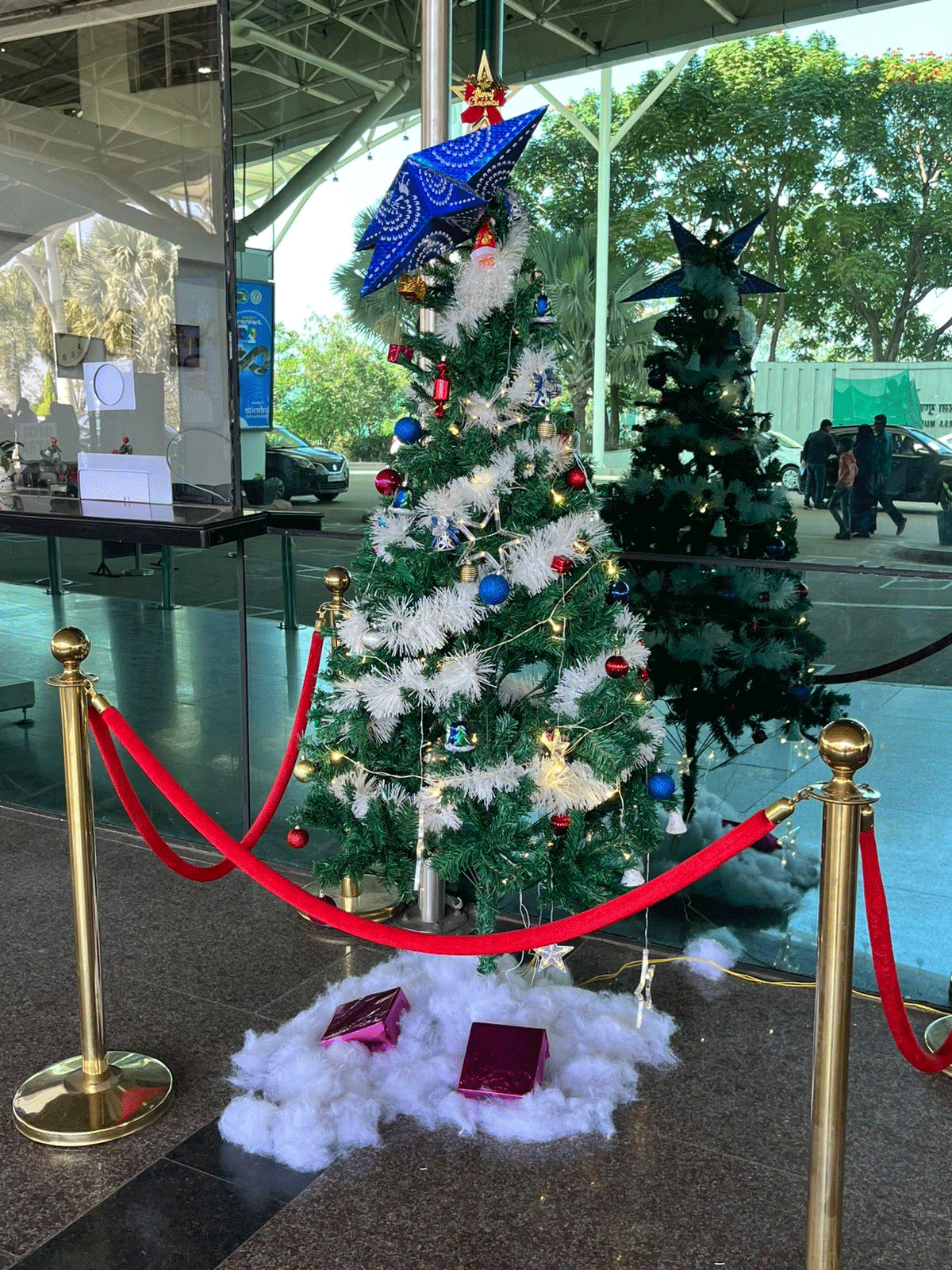 रांची एयरपोर्ट पर क्रिसमस की खास रौनक, सांता क्लॉज ने बच्चों को बांटे उपहार