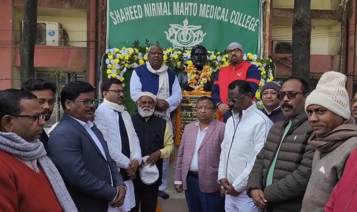 SNMMCH में धूमधाम से मनाई गई शहीद निर्मल महतो की जयंती, केक काटकर दी गई श्रद्धांजलि