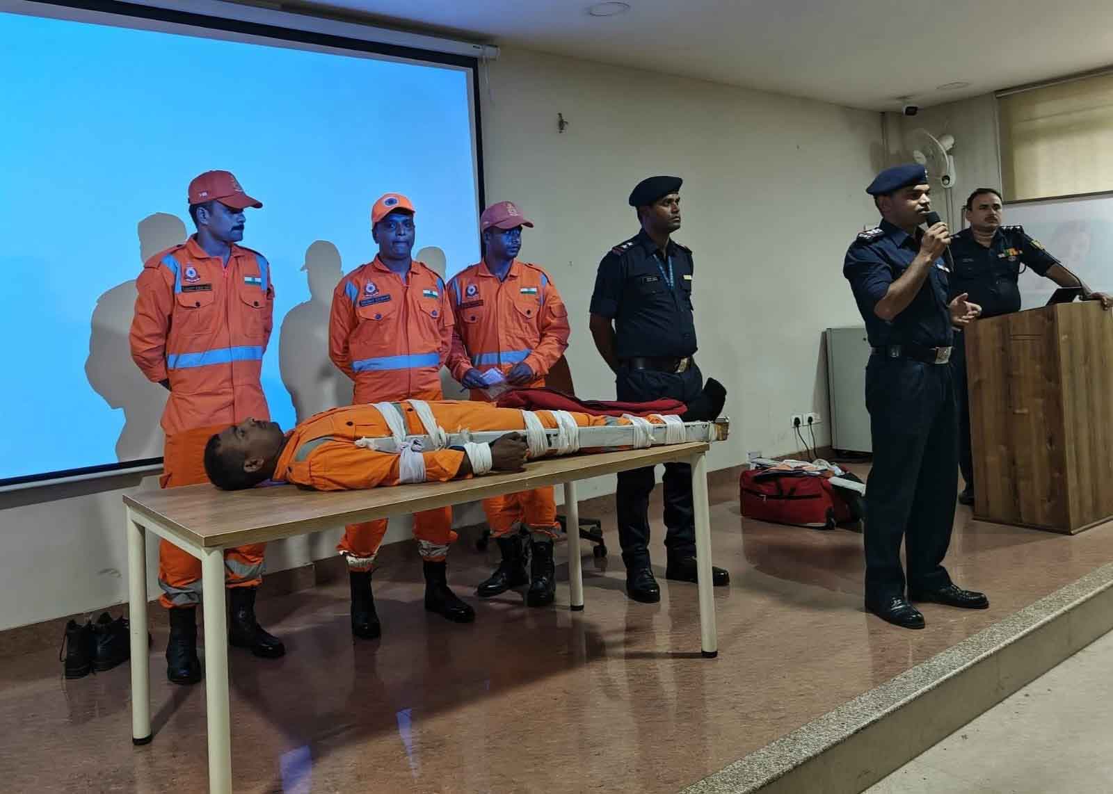 रिम्स में NDRF की टीम ने दिया मेडिकल इंटर्न्स को इमरजेंसी ट्रेनिंग
