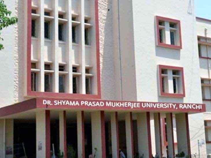 DSPMU में छात्र संघ कार्यालय को खाली करने को लेकर छात्रों ने किया प्रदर्शन