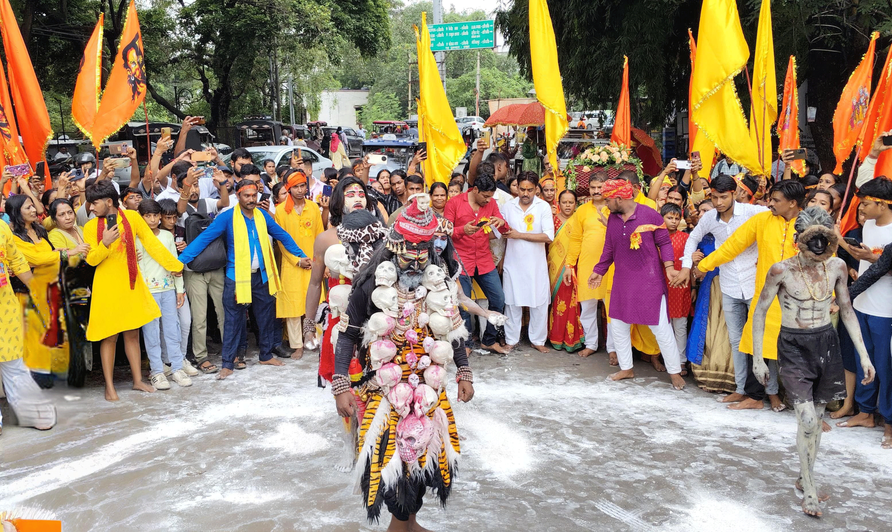 धनबाद :  साई मंदिर के स्थापना दिवस पर निकली भव्य शोभायात्रा, श्रद्धा और भक्ति में डूबा शहर