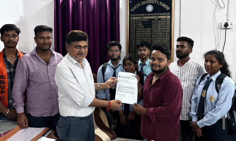 डोरंडा कॉलेज में BSC आईटी के 50 फीसदी छात्र एक अंक से फेल, विद्यार्थी परिषद ने सौंपा ज्ञापन