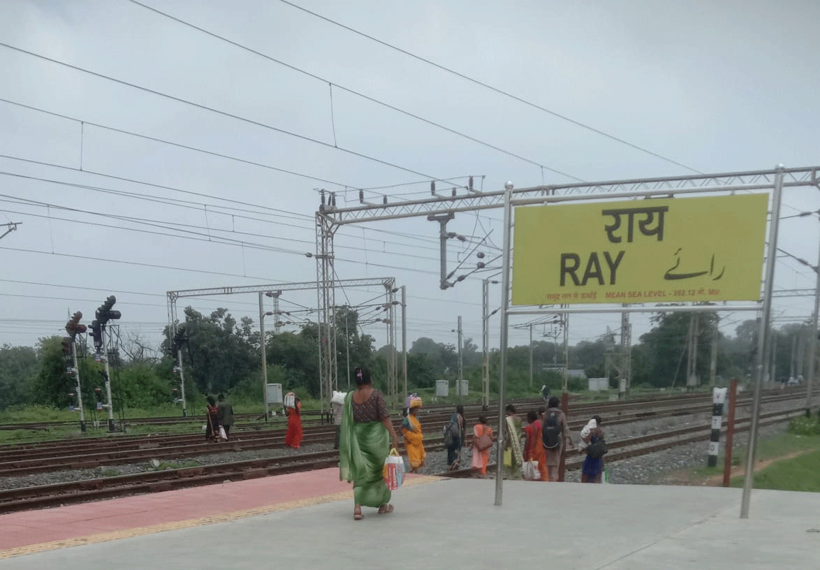 राय रेलवे स्टेशन पर 84 साल से नहीं बना फुट ओवरब्रिज, संजय सेठ का वादा भी अधूरा